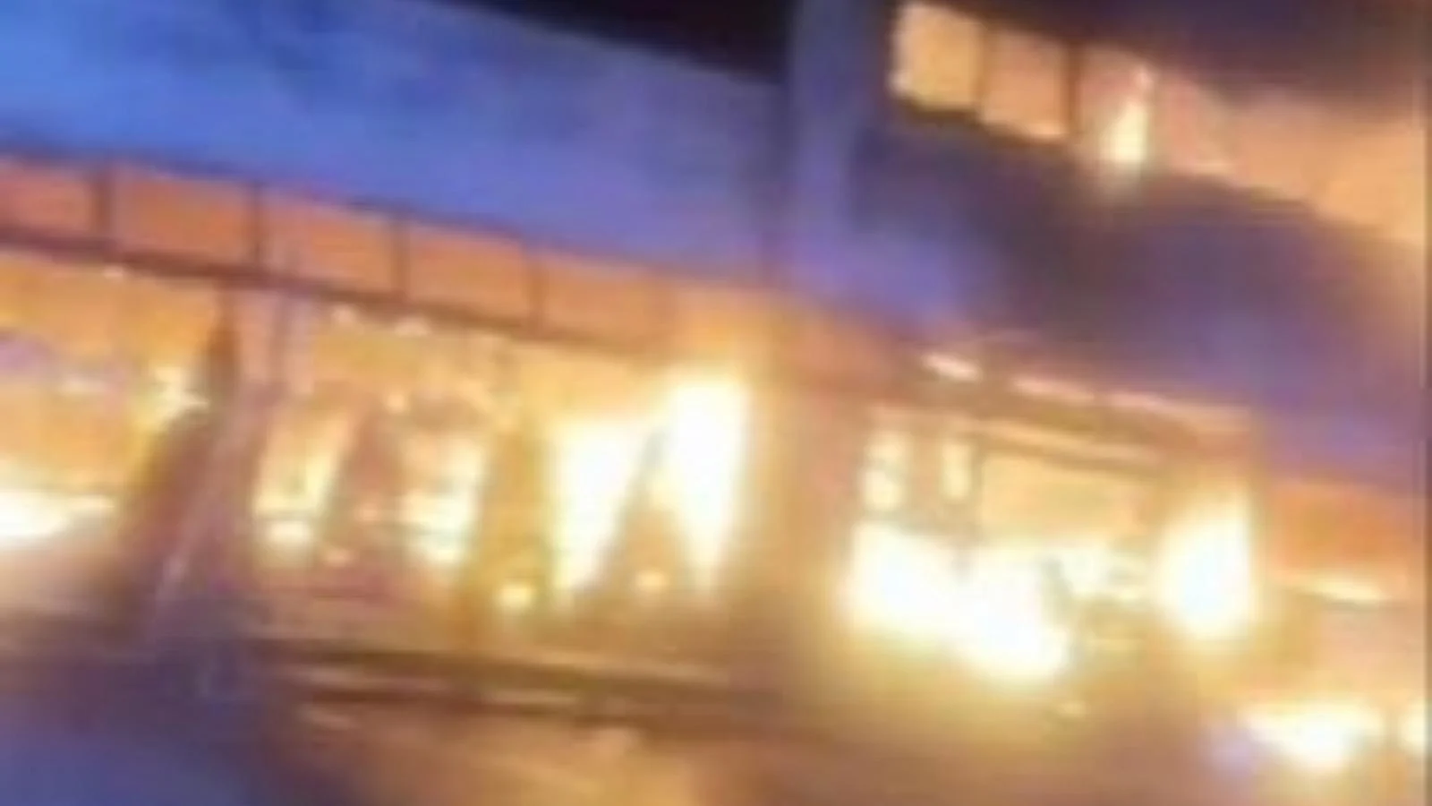 Enorme incêndio consome capannone em Pontecagnano, perto de Salerno