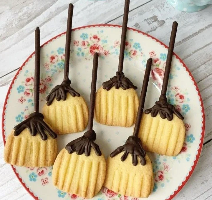 Doce Befana: Aprenda a fazer os biscoitos de vassourinhas mais fofas da Epifania