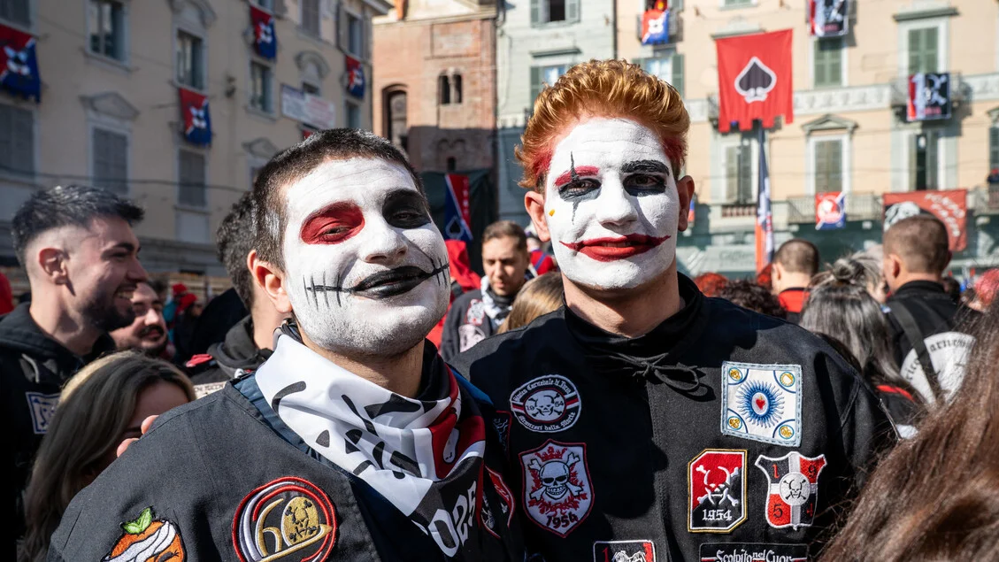 Milhares celebram o histórico Carnevale di Ivrea: ritos, fé e a promessa da batalha das laranjas