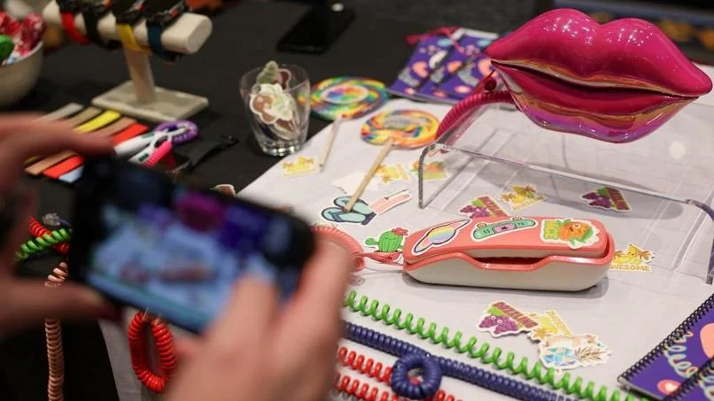 Giradischi, vinili, flipper e lecca-lecca: operazione nostalgia al Ces 2026 — rainews.it