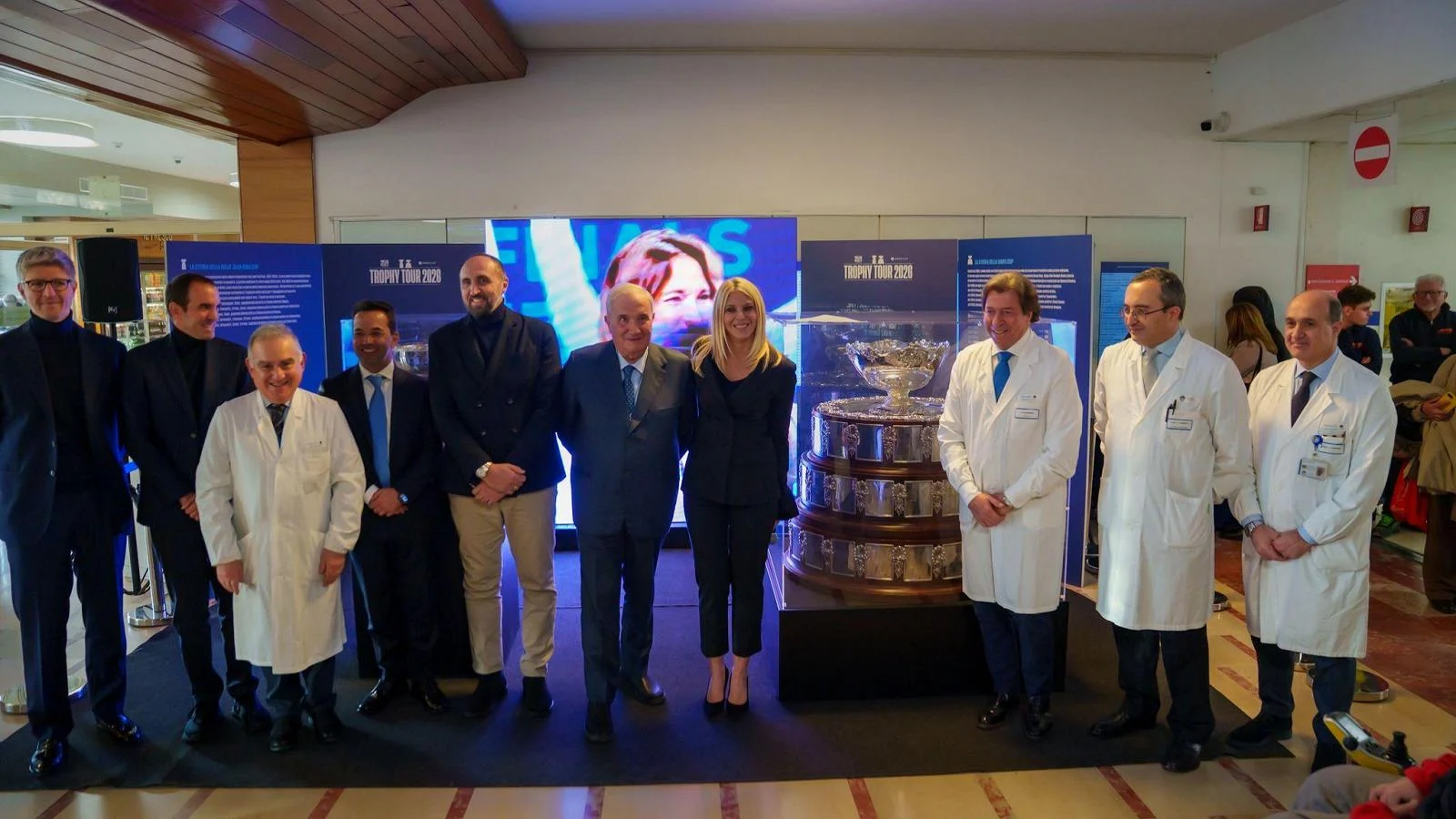 No coração do Gemelli: os troféus da Davis Cup e Billie Jean King Cup chegam ao hospital para celebrar o tênis italiano