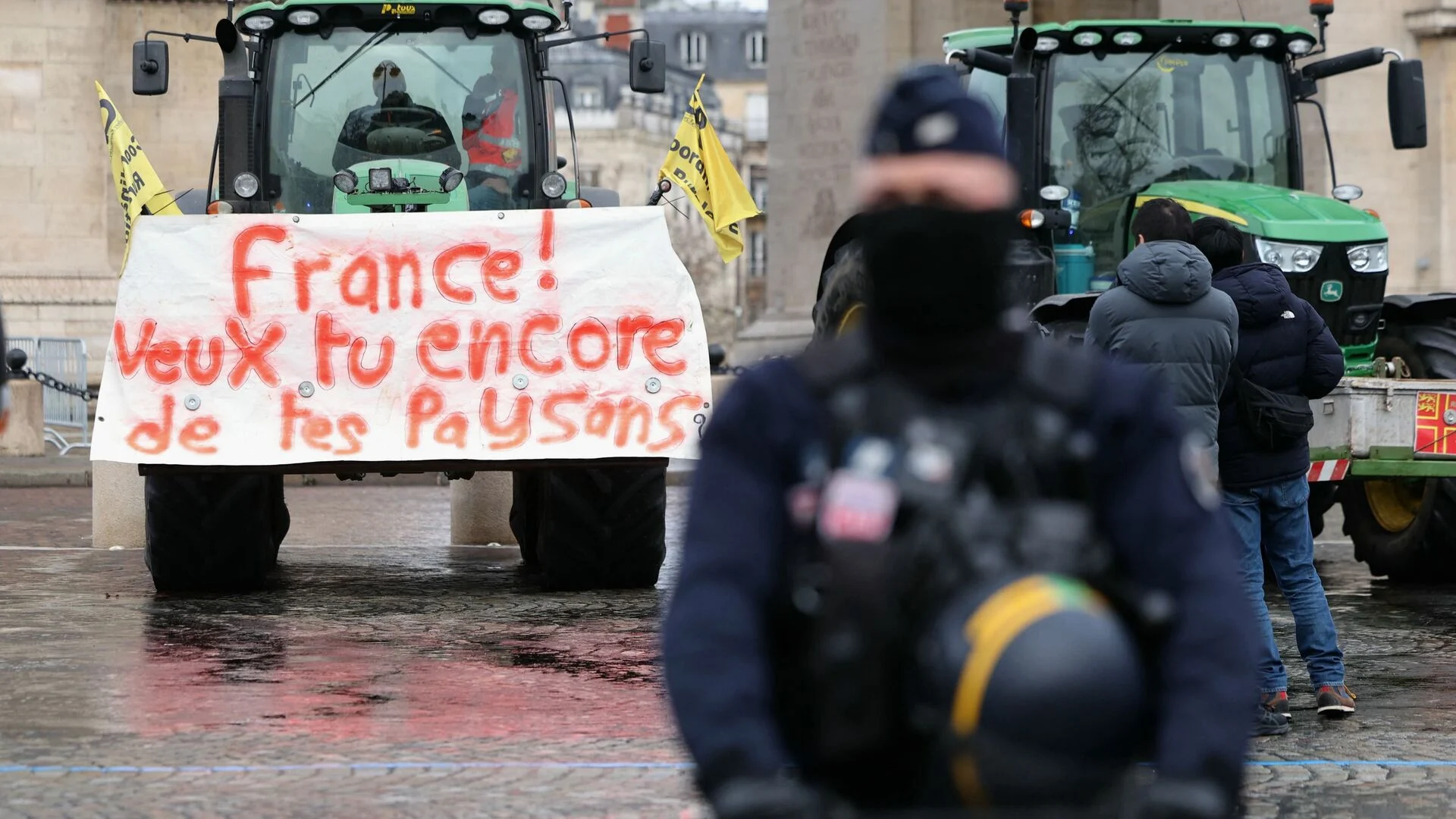 Agricultores invadem Paris: tratores no Arco do Triunfo e Champs-Élysées contra o acordo do Mercosul