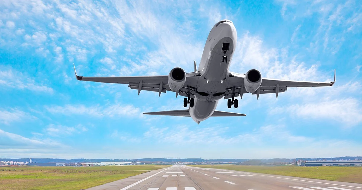 Poluição aeroportuária: estudo revela pico de partículas durante embarque, rullagem e aterrissagem