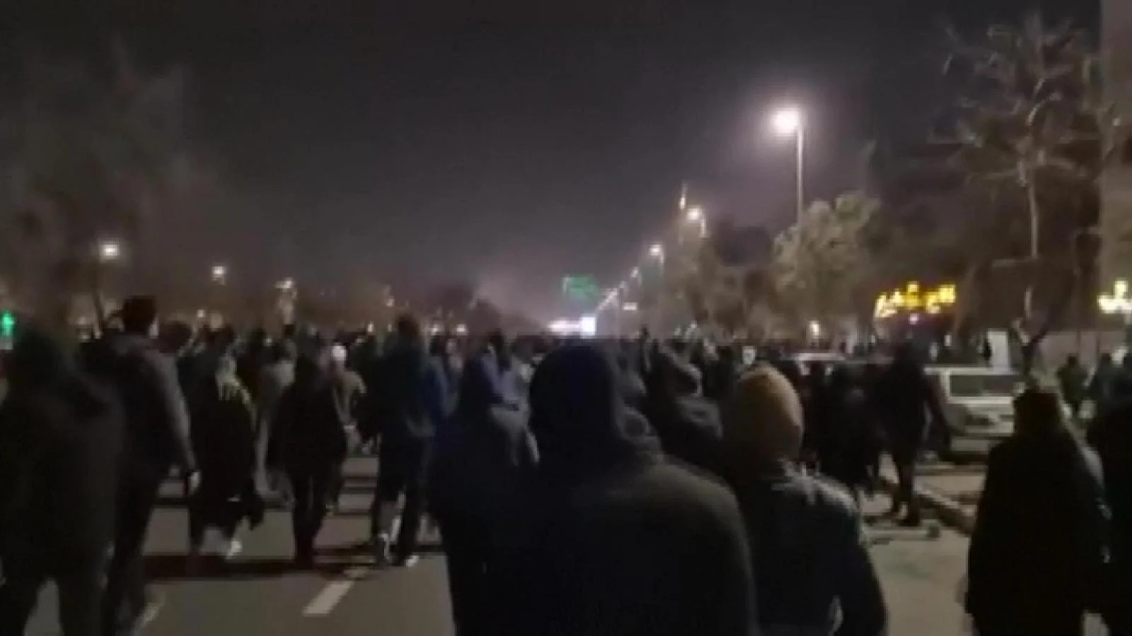 Protestos no Irã se espalham apesar do blackout de internet; TV estatal admite “vítimas”