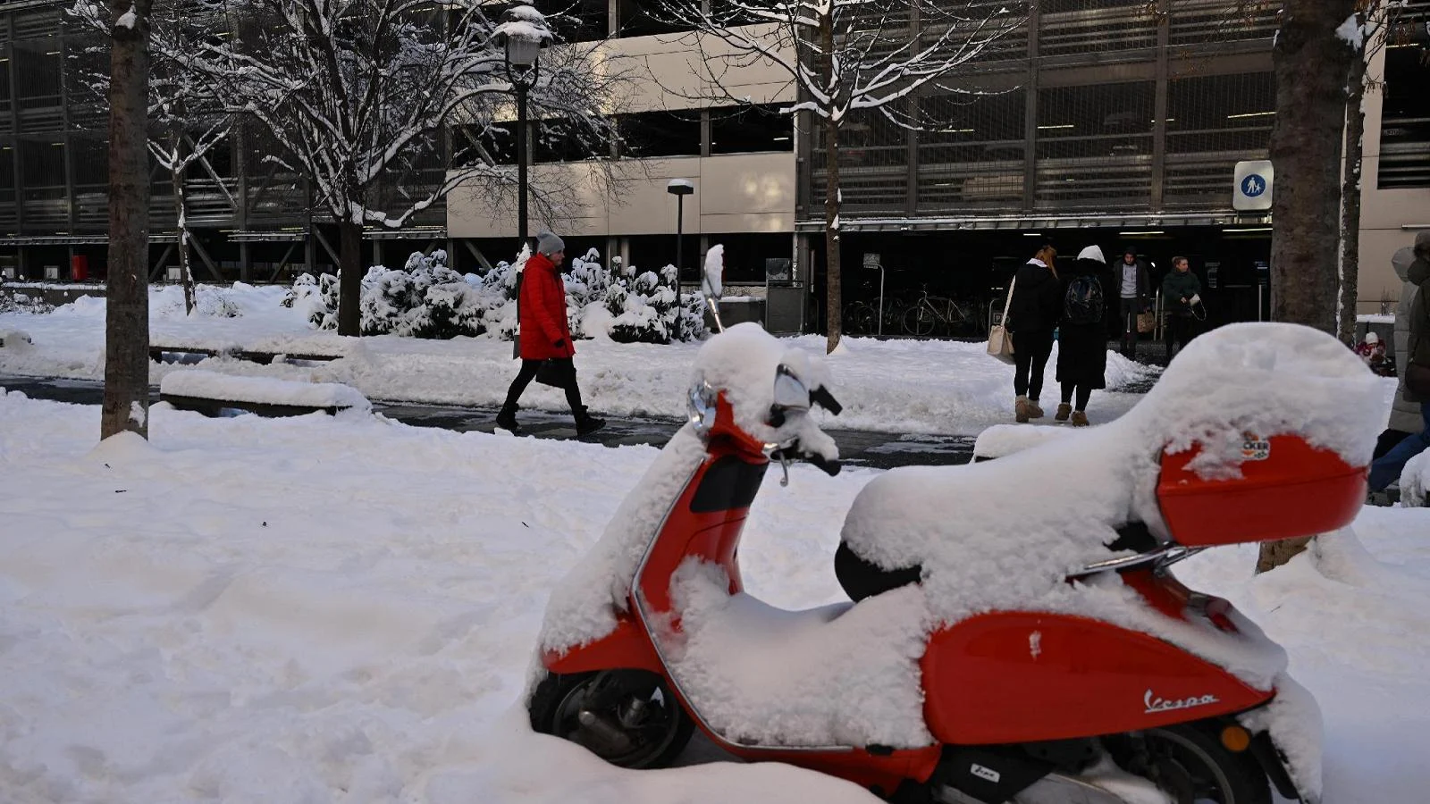 Tempestade Goretti paralisa transportes e deixa Europa coberta por neve e gelo