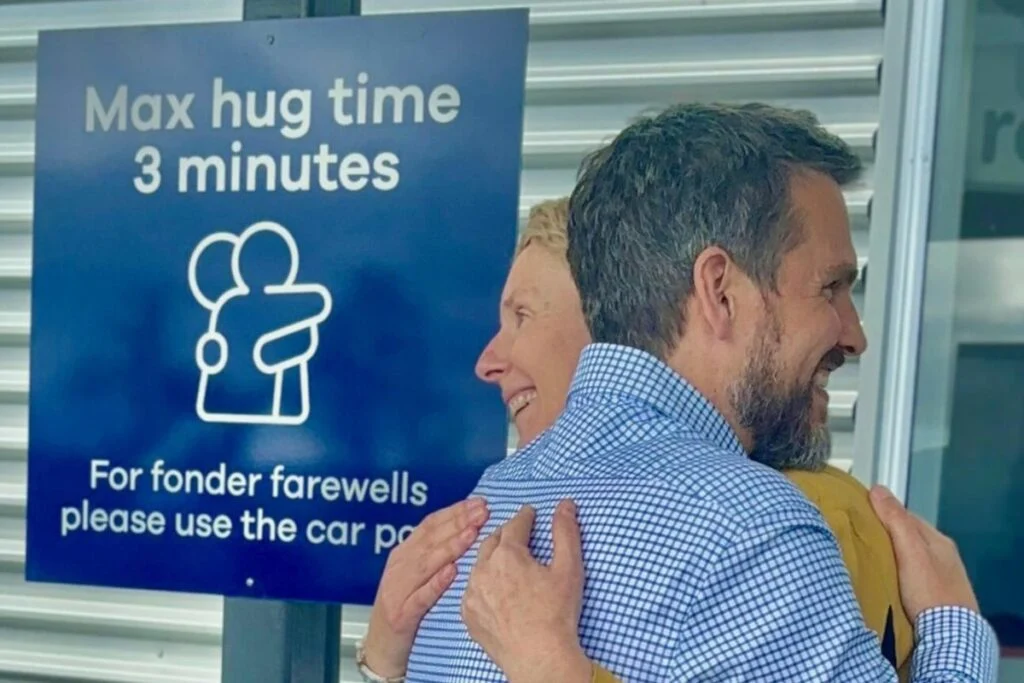 Despedida: Quando o Abraço no Portão de Embarque é o Início de Novos Caminhos