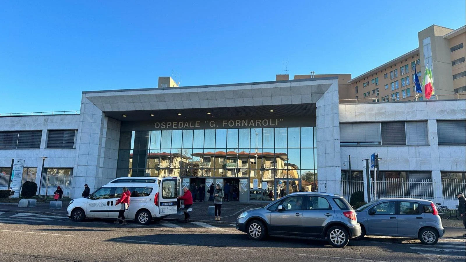 Homem de 37 anos morre com ferimento no tórax após tentativa de assalto em Lonate Pozzolo; deixado em hospital de Magenta