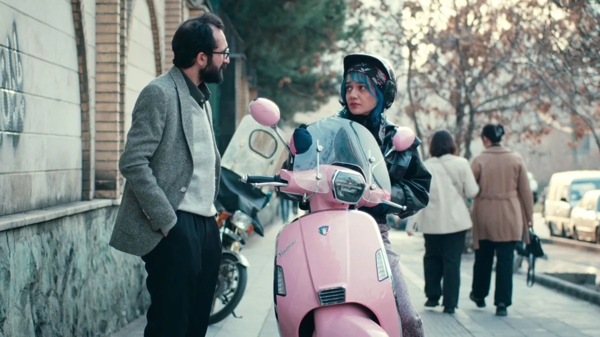 “Divine Comedy”: Ali Asgari transforma a censura iraniana em farsa sofisticada — Voto 7 (Mereghetti)