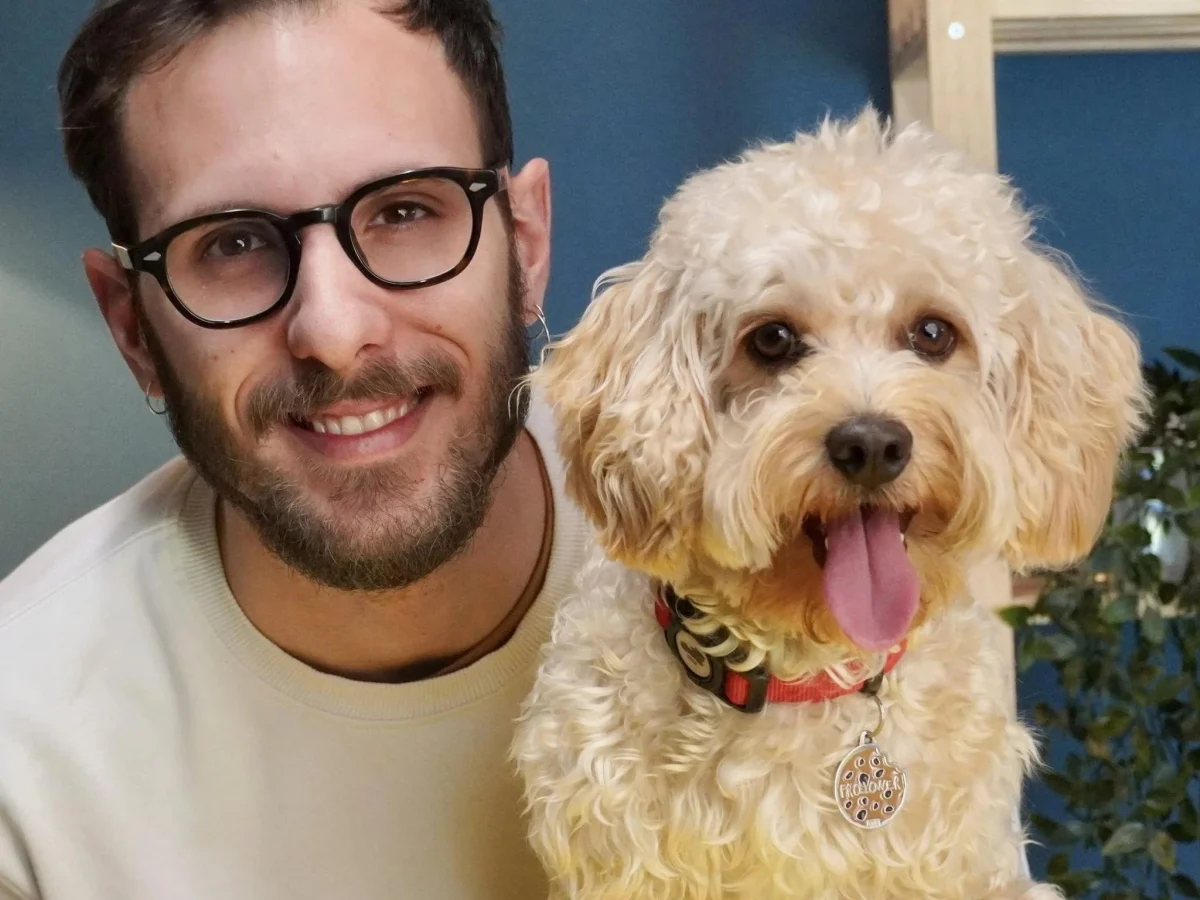 Chico faz história: o primeiro tedóforo a quatro patas leva a tocha em Milano-Cortina 2026