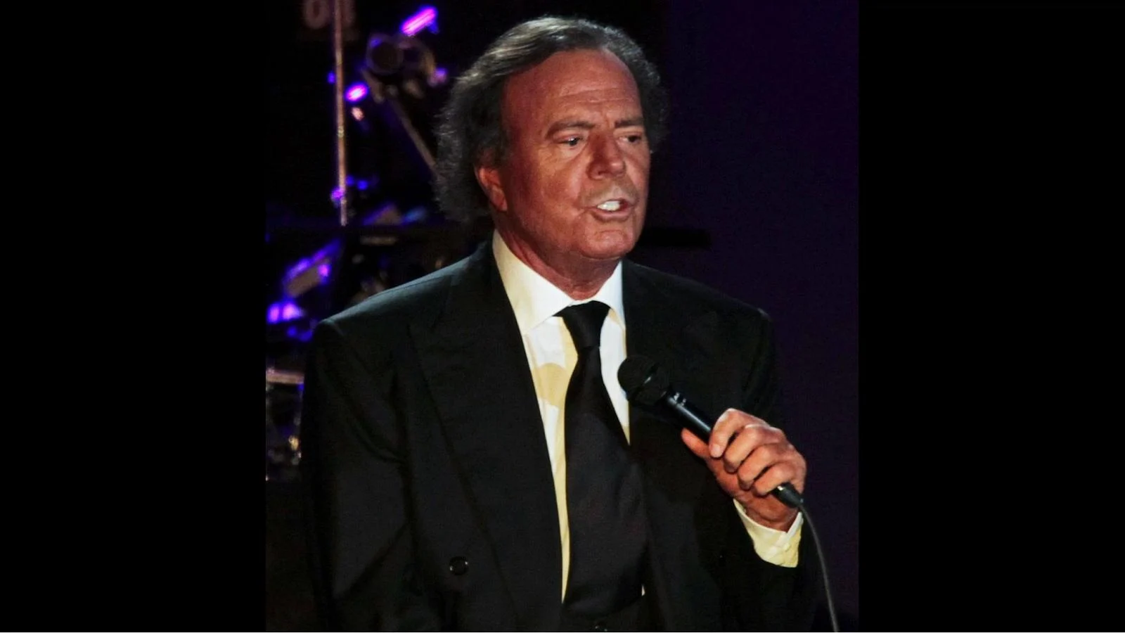 Julio Iglesias nega acusações de abuso e promete defender sua dignidade