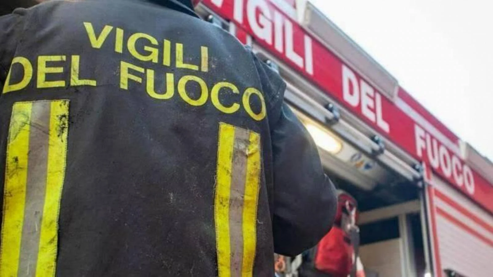 Explosão destrói palazzina em Arezzo: três feridos e buscas por possíveis vítimas