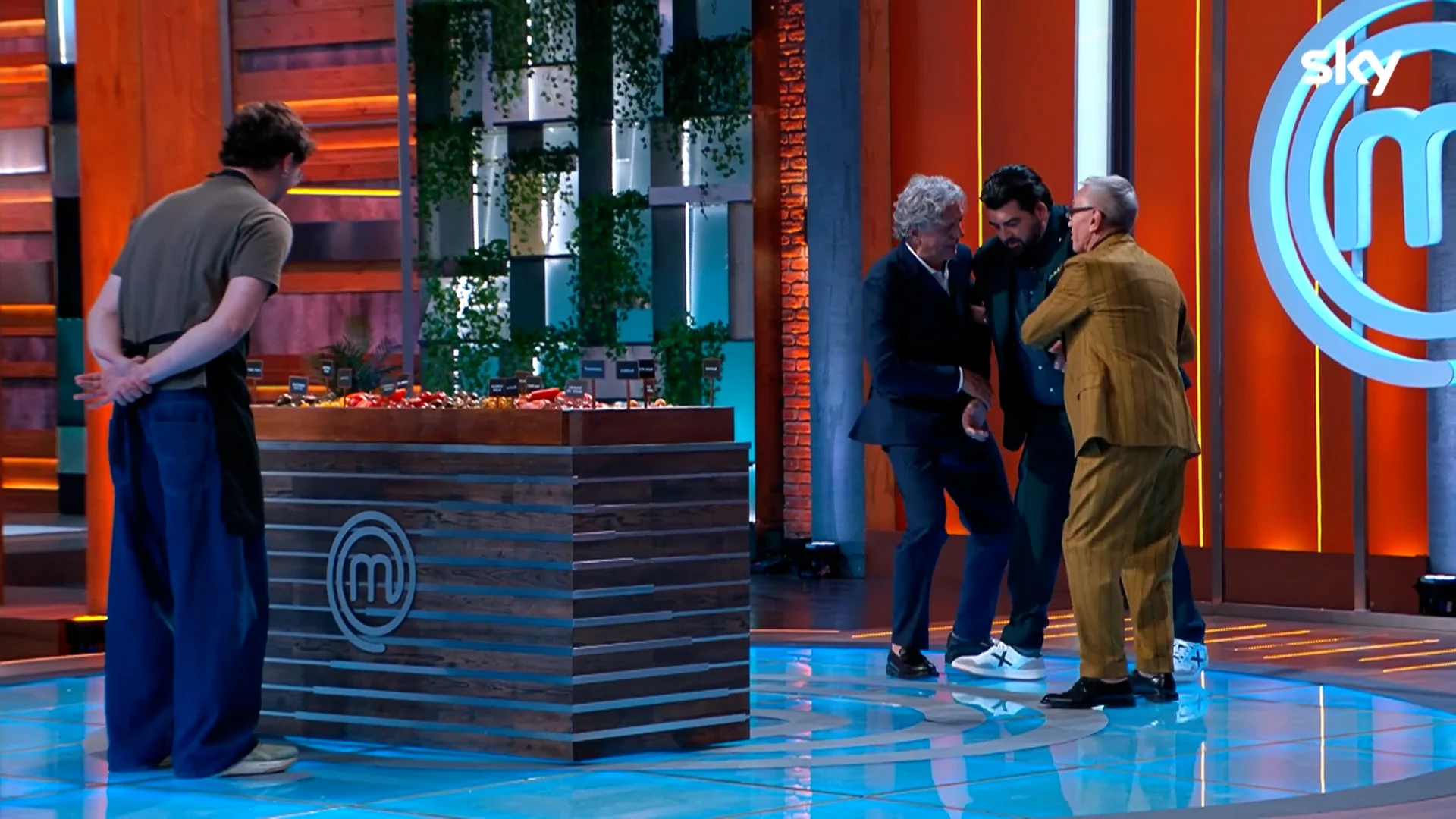 MasterChef 15: Cannavacciuolo desmaia no pressure test após erro de Teo; eliminação e desafios estrelados agitam episódio