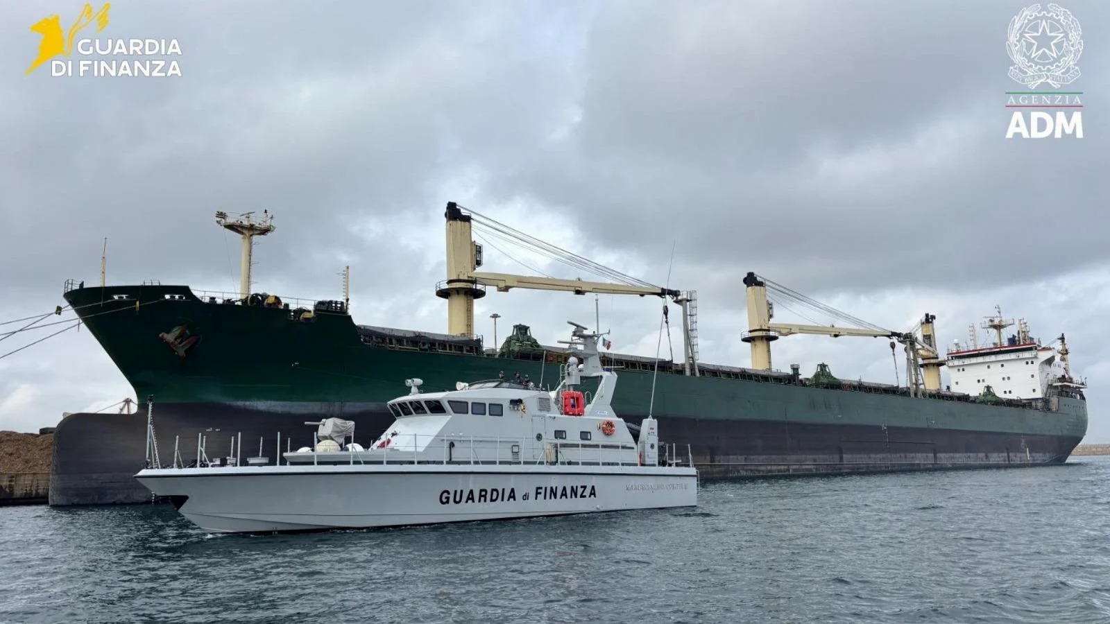 Gdf apreende navio em Brindisi por violar sanções à Rússia; 33.000 t de ferro apreendidas