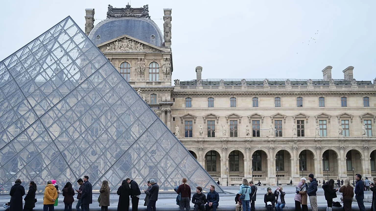 Louvre aumenta preço para visitantes não-europeus: entenda a nova política de preços
