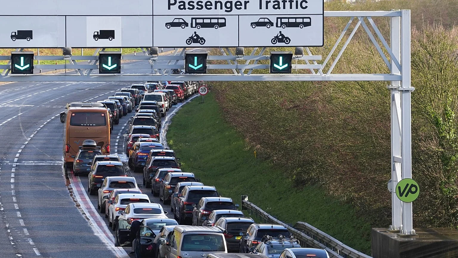 Túnel do Canal da Mancha reabre parcialmente; Eurostar pede que passageiros adiem viagens