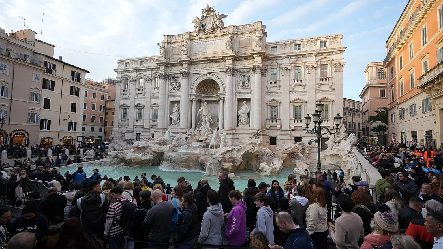 Roma anuncia taxa de €2 para acesso próximo à Fontana di Trevi a partir de 2026