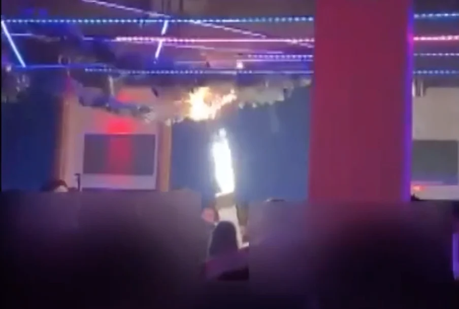 Discotecas fechadas em Crema e Cremona após incêndio no teto e agressões: medidas de segurança reforçadas