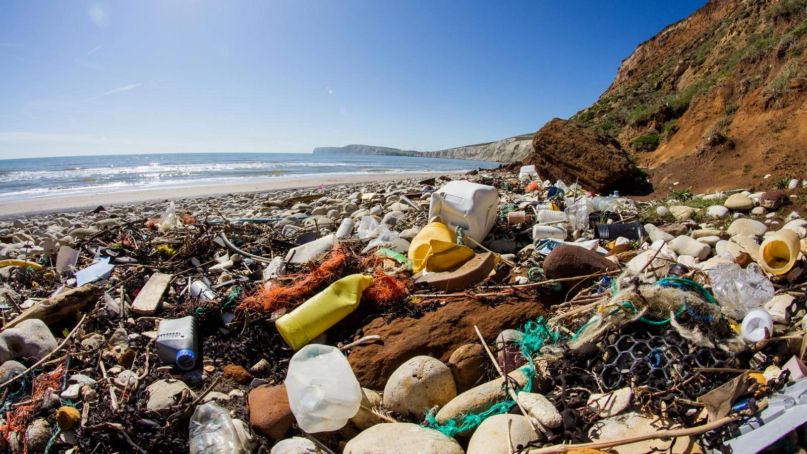 Plástica biodegradável com superenzimas: solução que reduz micro-resíduos no ambiente