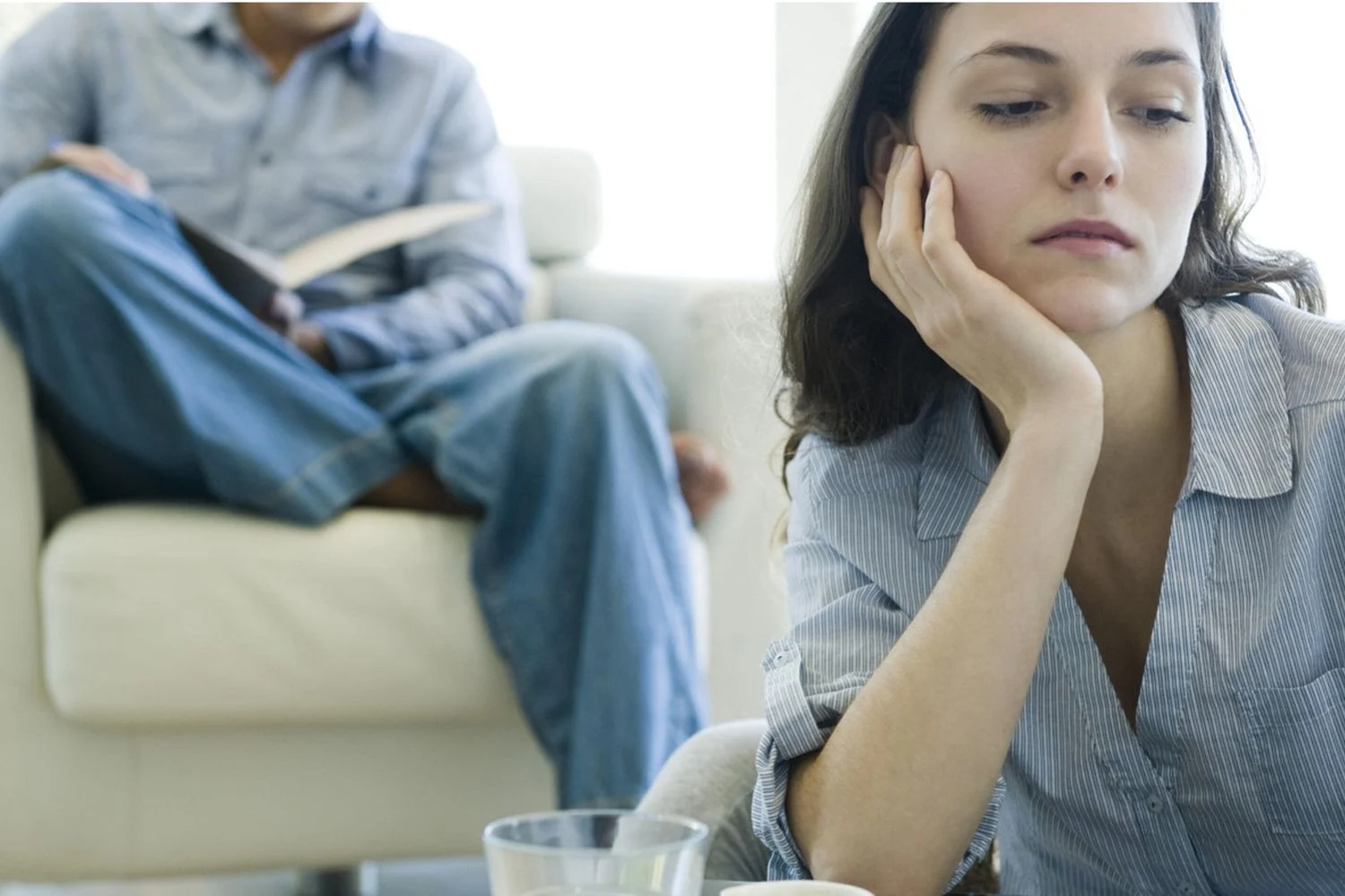 Por que continuamos a tomar decisões erradas? Como os sinais ambientais mantêm escolhas subótimas