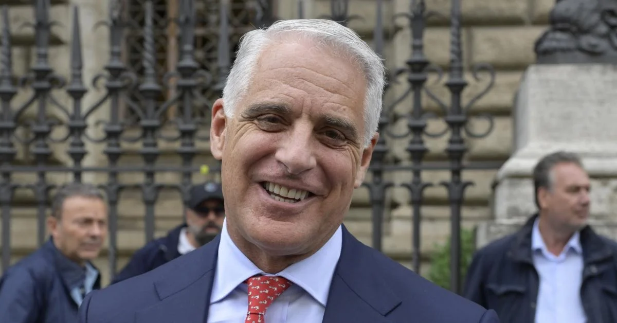 UniCredit projeta lucro 2025 acima de €10,4 bi com receitas em queda e CET1 em 14,5%