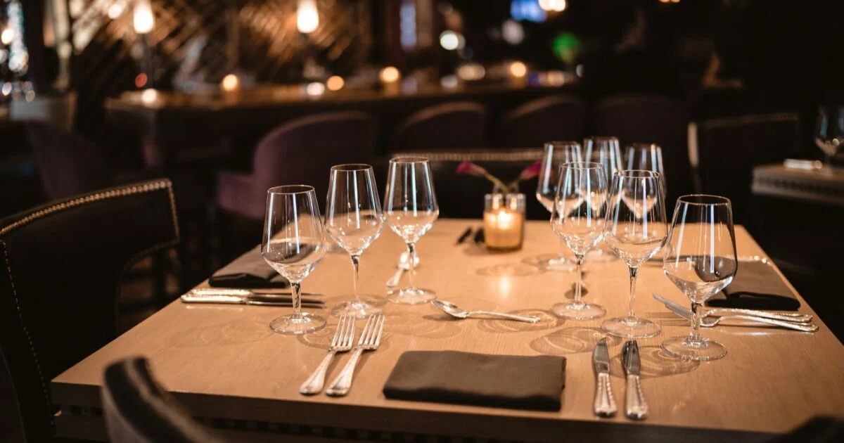 Casal espancado em restaurante de Mirandola após repreender filho de 2 anos: quatro homens denunciados