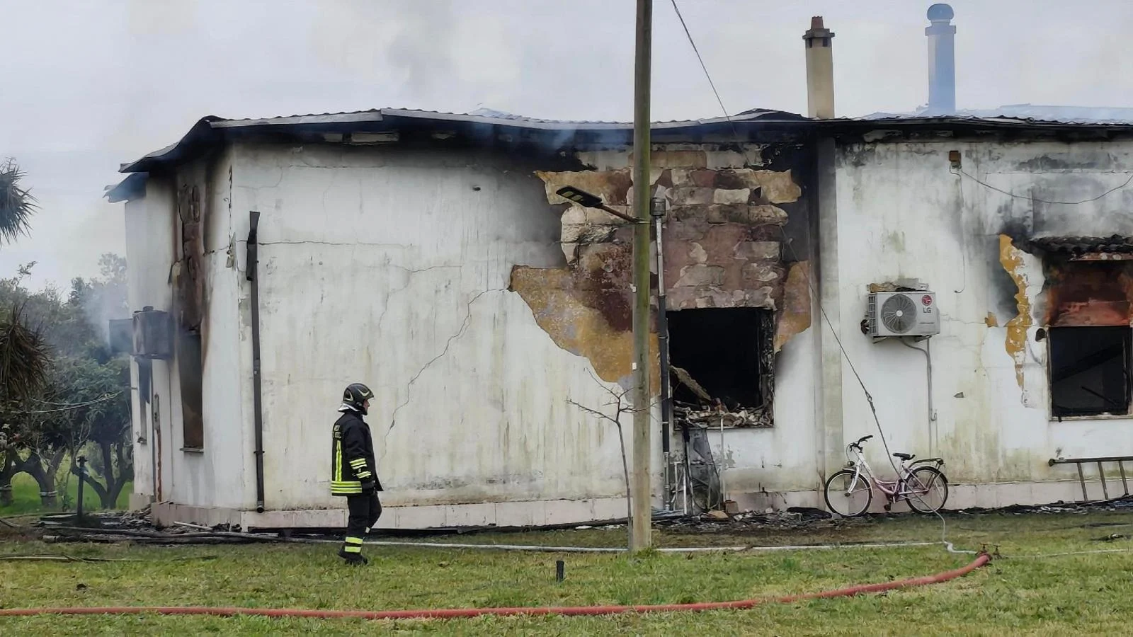 Incêndio em Tuturano (Brindisi) provoca colapso da laje; bombeiros buscam idoso soterrado