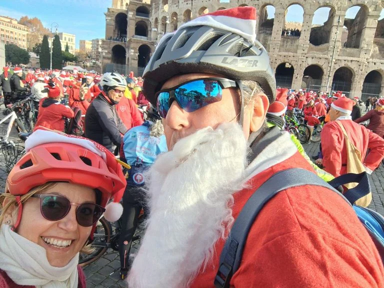 Babbo Natale in bici: a Roma la pedalata solidale per i bambini malati — rainews.it