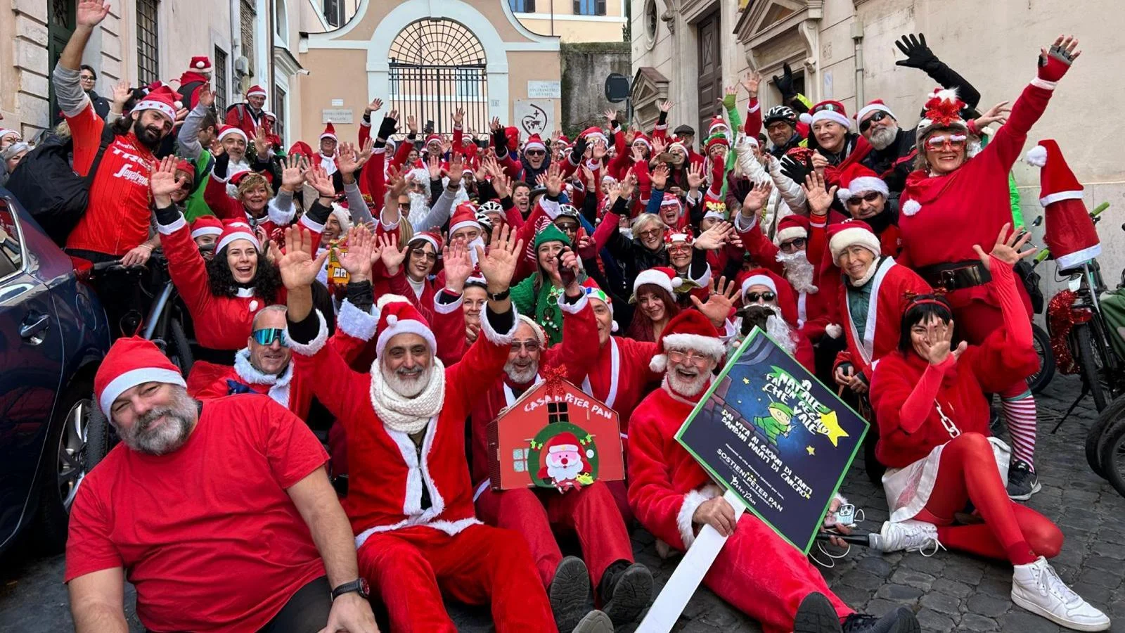 Papai Noel de bicicleta ilumina Roma na 14ª pedalada solidária pelo Peter Pan