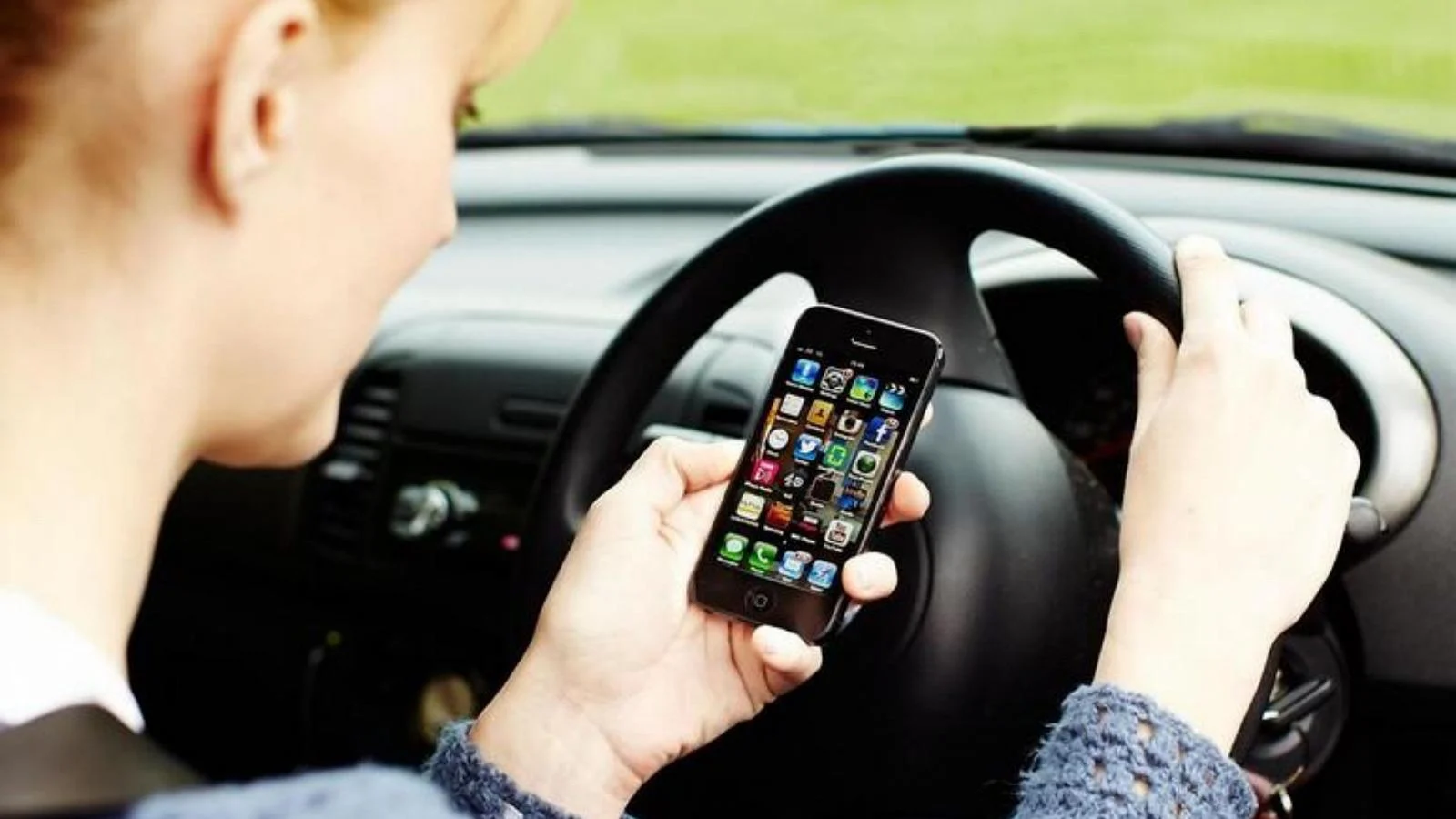 Quase metade dos jovens ainda usa smartphone ao volante, mostra estudo sobre educação no trânsito