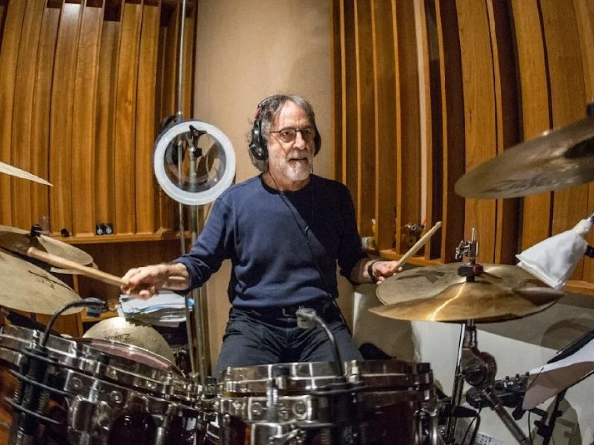 Franz Di Cioccio, 80 anos: o baterista da PFM que segue reinventando o palco (e tem seis cães e sete gatos)