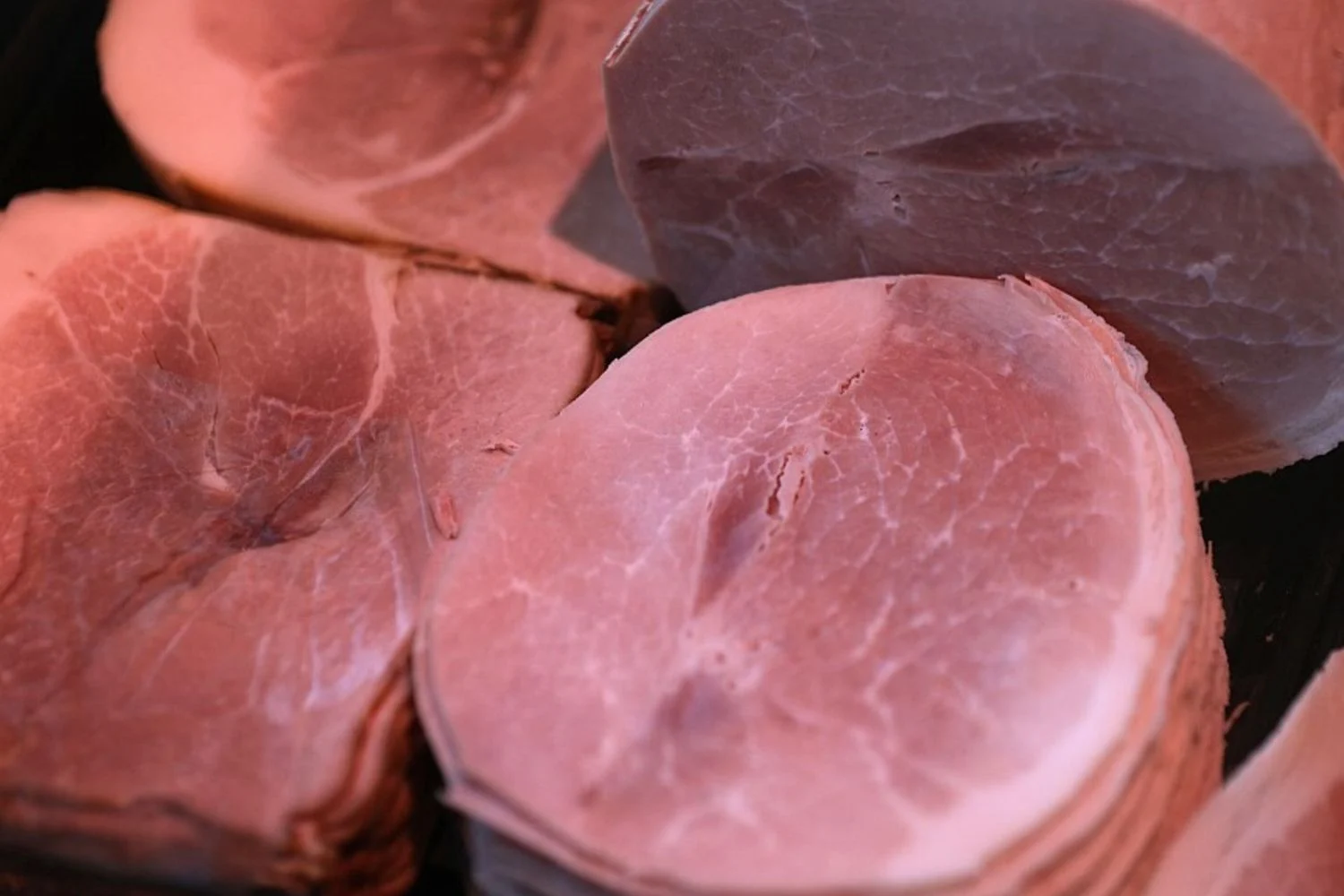 Presunto cozido é cancerígeno? Como equilibrar prazer e risco à mesa