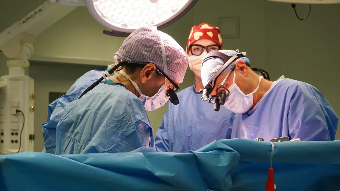 Pai doa rim e parte do fígado à filha: primeiro transplante combinado de doador vivo na Itália