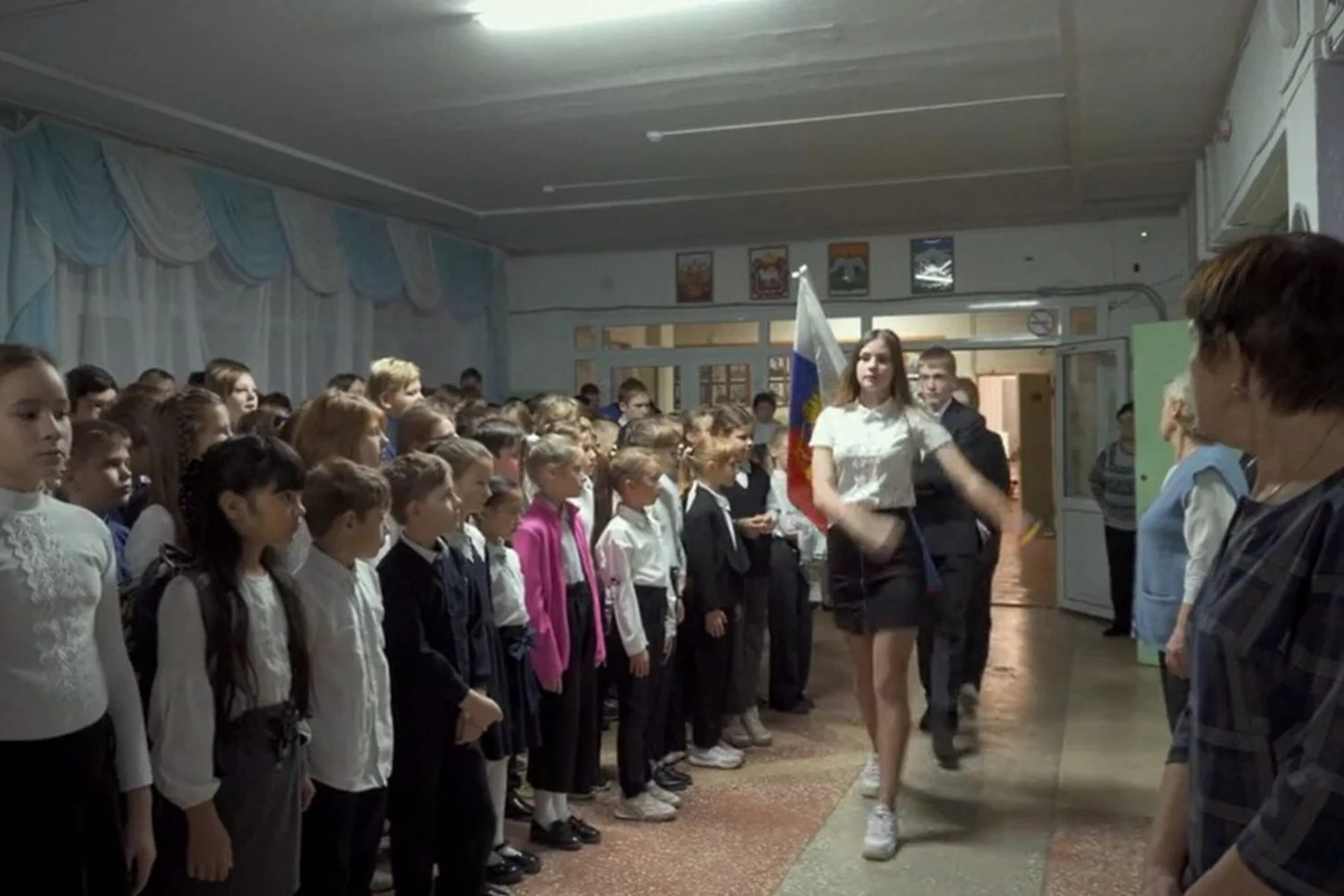 Em duas semanas, a propaganda russa se instalou nas escolas: relato de um professor que filmou a transformação
