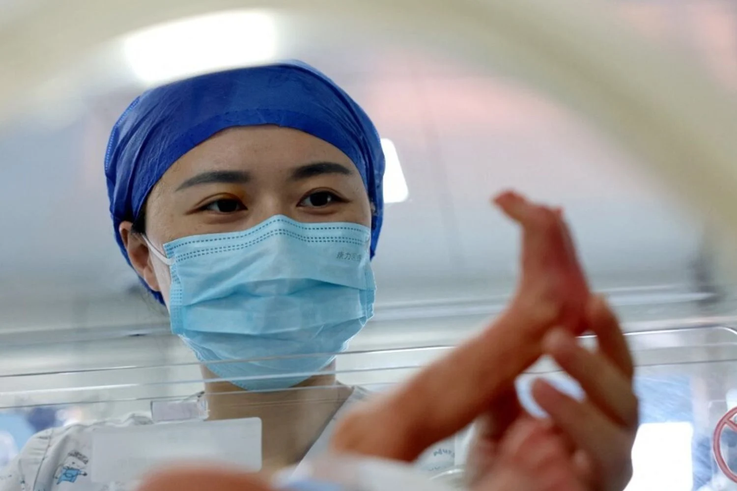 China registra mínimo histórico de nascimentos em 2025 e população recua mais rápido