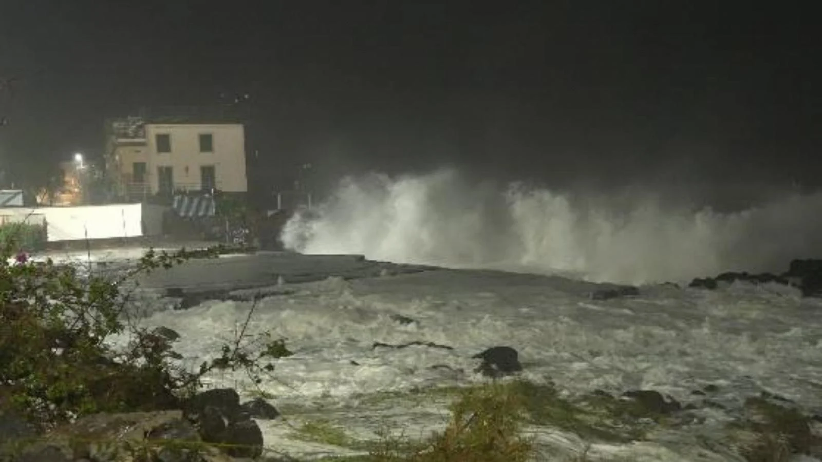 Ciclone Harry segue sem trégua: nova alerta vermelha para Calabria, Sicília e Sardenha; centenas evacuadas e danos costeiros