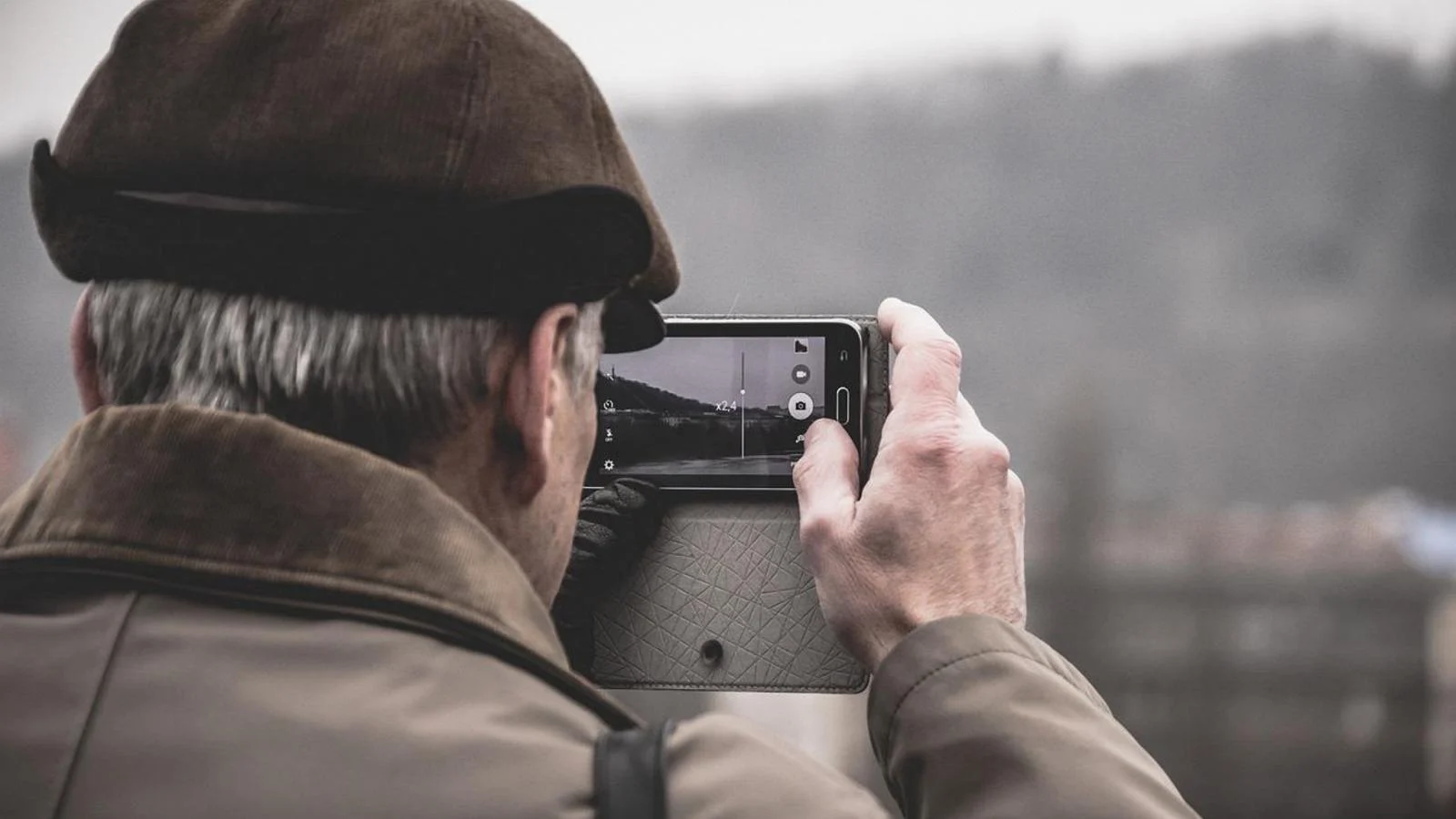 Avós digitais: 82,7% usa smartphone todos os dias e 40,6% vive a ansiedade de responder na hora
