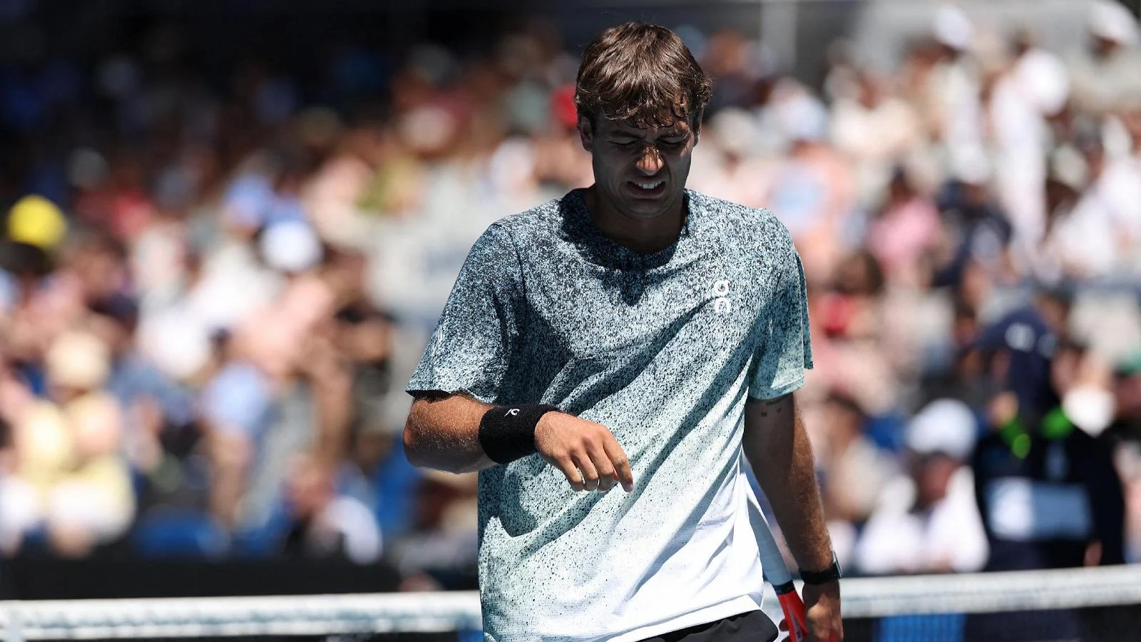 Australian Open 2026: vírus intestinal e calendário apertado deixam atletas fragilizados em Melbourne