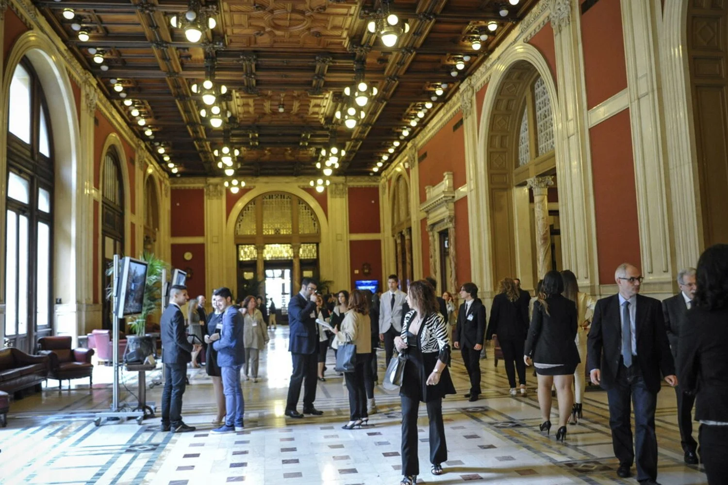 Centro-esquerda pressiona Giorgia Meloni sobre Trump e Groenlândia; Schlein escreve à premiê dinamarquesa