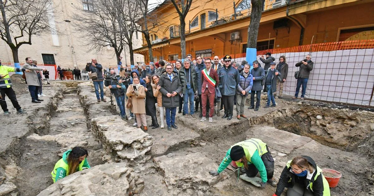 Descoberta em Fano: a Basilica de Vitruvio reaparece após 2.000 anos nos escavos da Piazza Andrea Costa