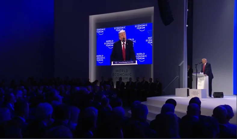 Davos 2026: Trump faz espetáculo e chama europeus de “estúpidos”; promessa sobre a Groenlândia sacode o tabuleiro