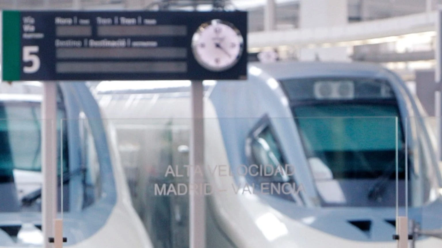 Por que os comboios não têm cintos de segurança? O que dizem os testes e a física do acidente