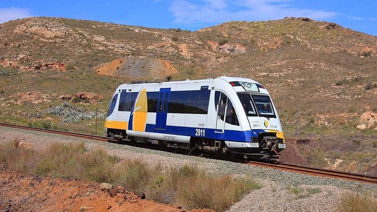 Comboio suburbano colide com grua em Múrcia; circulação na linha Cartagena–Los Nietos interrompida
