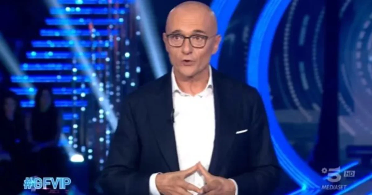 Alfonso Signorini processa Google por não remover conteúdos de ‘Falsissimo’ e acusa plataformas de conluio na difamação