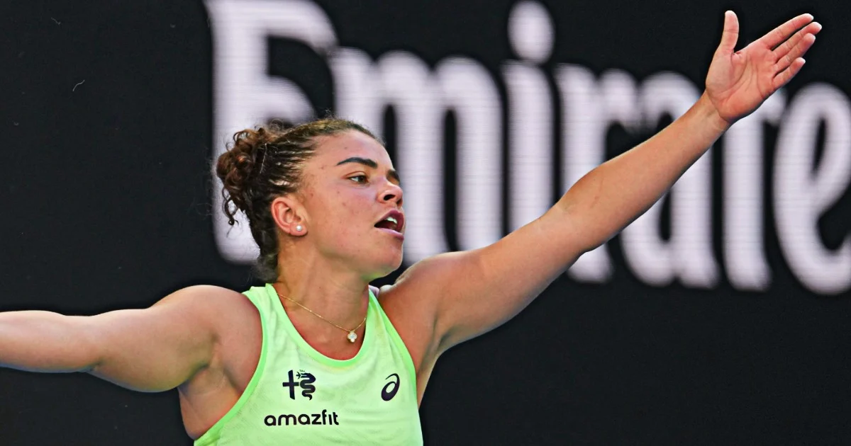 Paolini luta, sofre com mal-estar e é eliminada por Jović nos Australian Open 2026