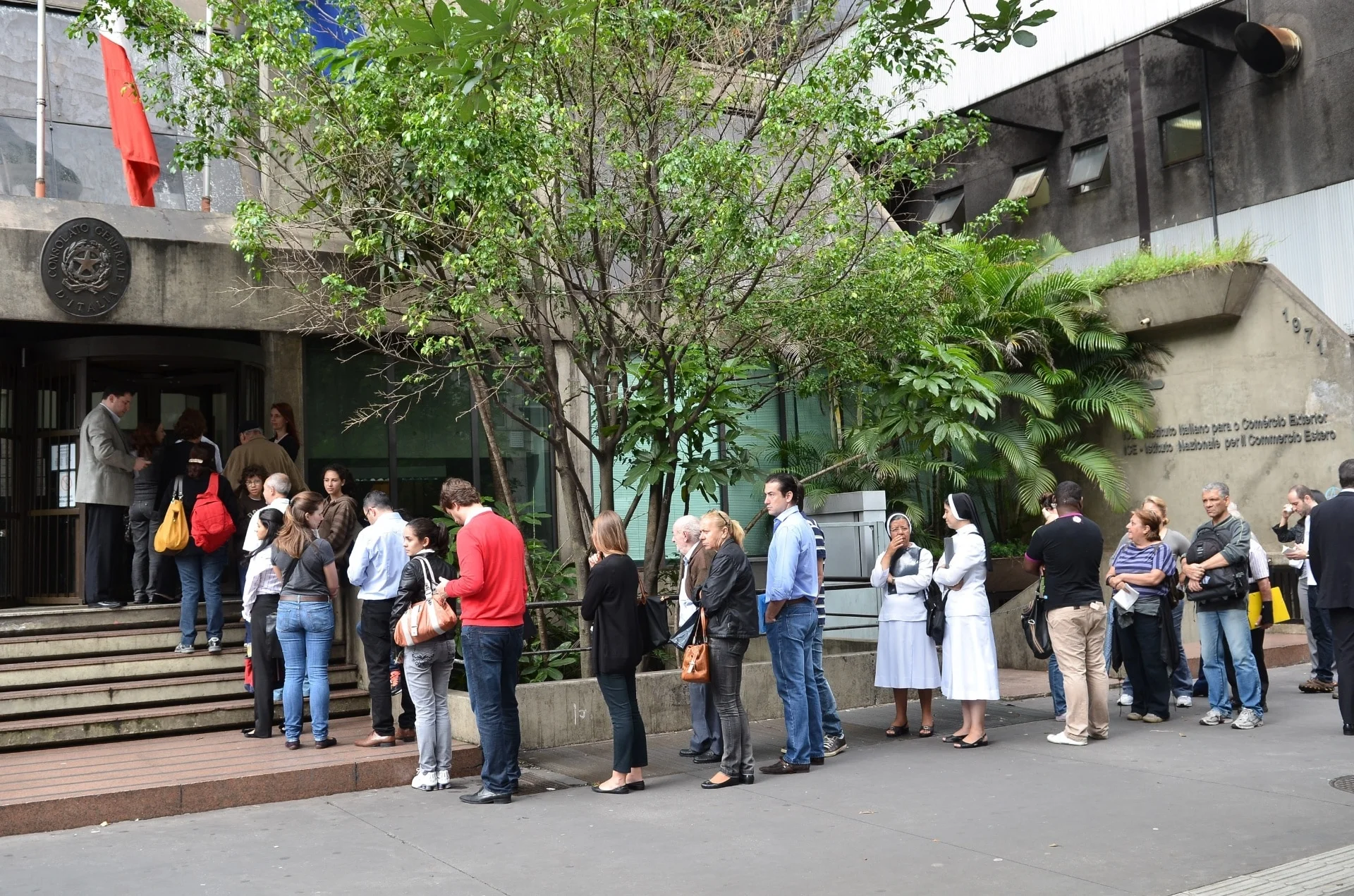 O que fazer para evitar filas no consulado italiano?