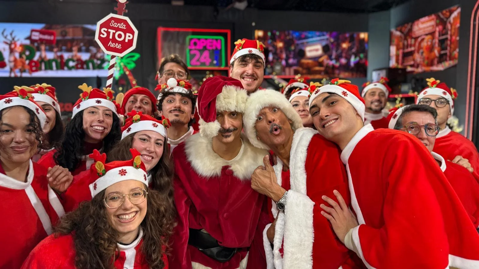 Can Yaman em videochamada com Fiorello: 'Na Itália eu torço pela Roma' e convite para cinema