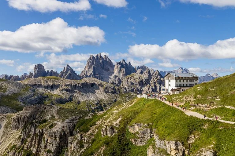 Caldo: fuga dall'afa, boom di presenze in montagna, Federalberghi: "Dolomiti tutto esaurito" — rainews.it