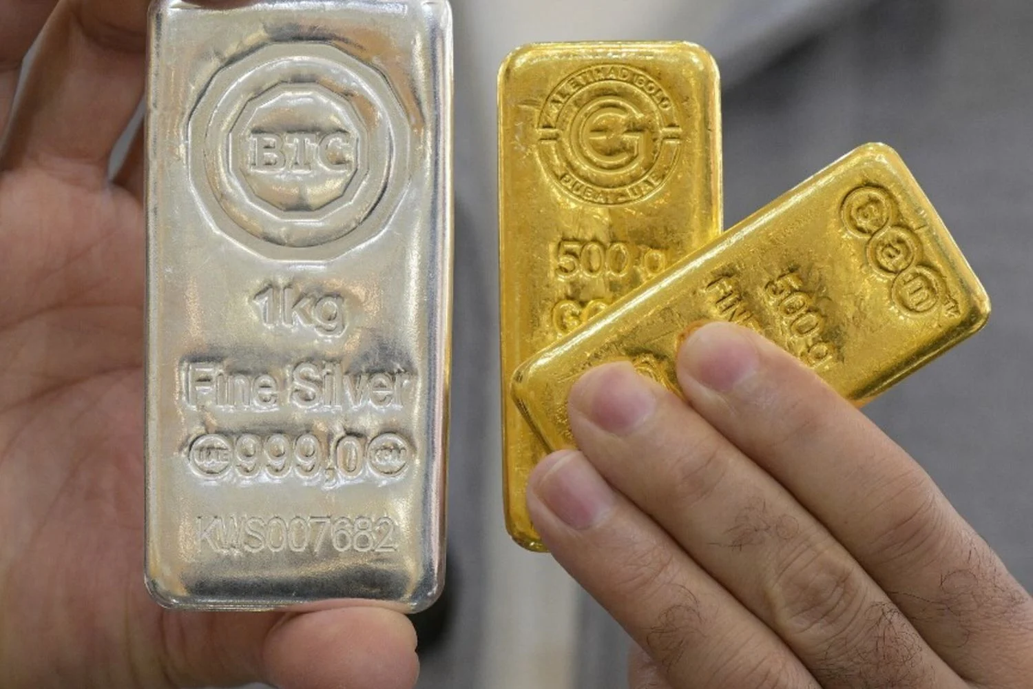 Ouro e prata atingem níveis históricos com incerteza na política dos EUA e riscos à independência da Fed
