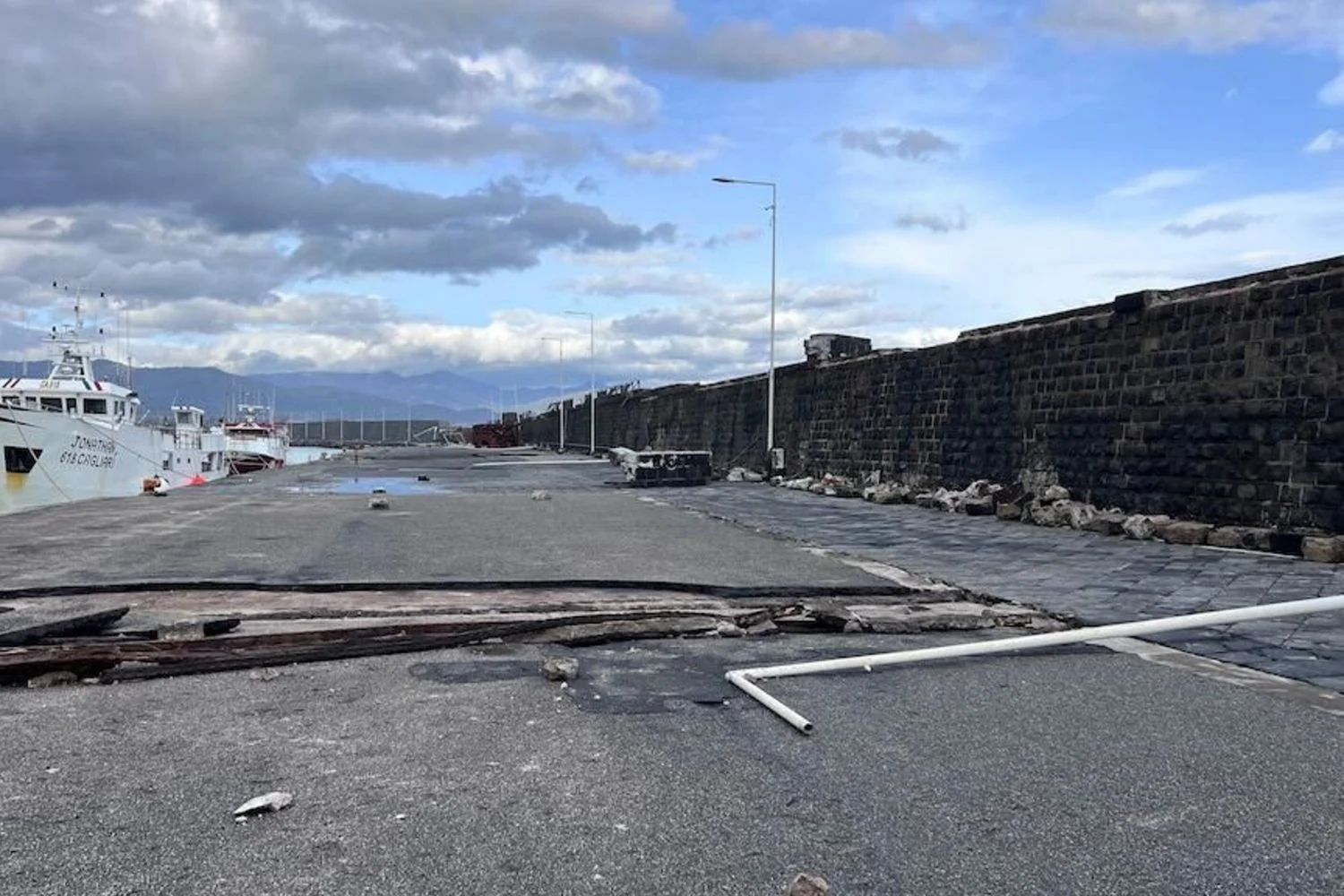 Ciclone Harry destrói o porto de Riposto: danos graves comprometem a marineria
