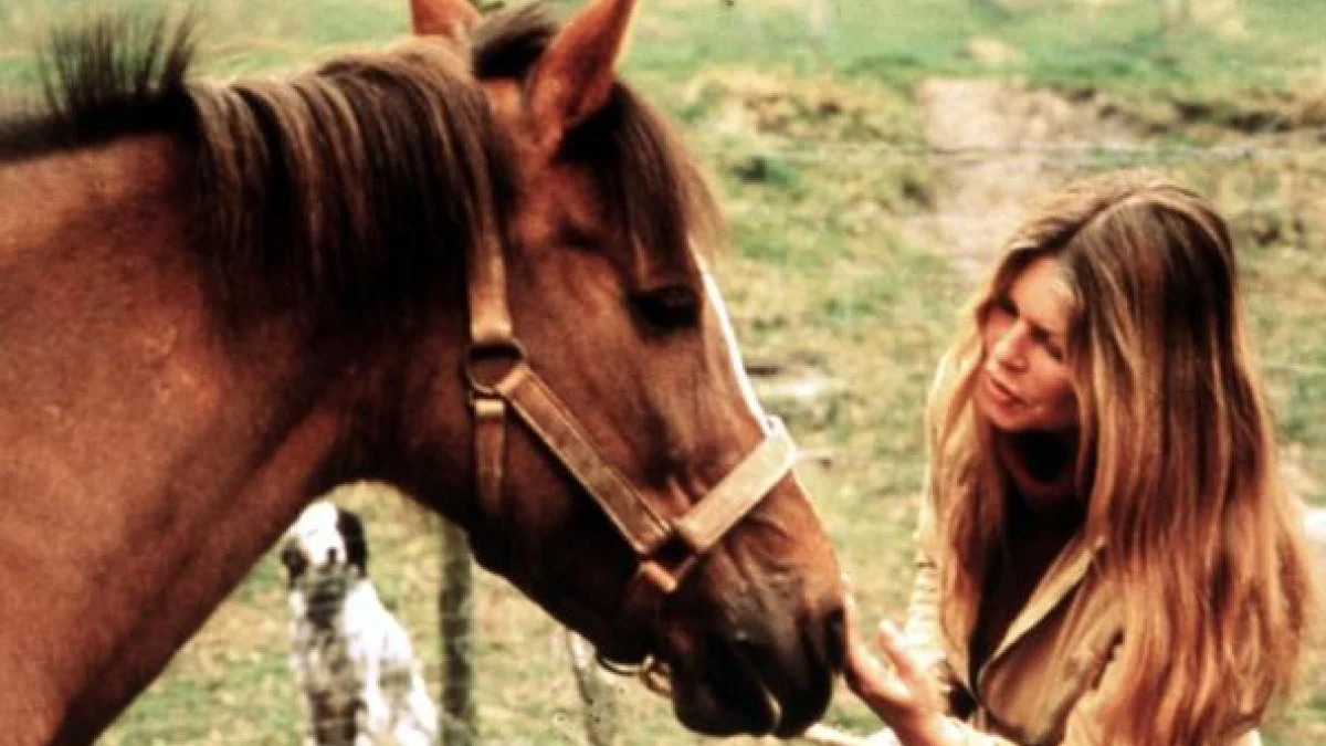 Brigitte Bardot: a luz de uma vida dedicada aos animais — a virada em 1973 no set de Colinot trousse-chemise